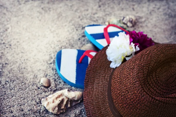 Straw hat with flip flops — Stock Photo, Image