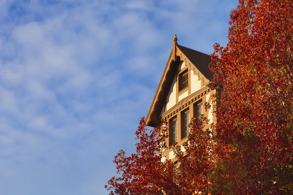 Красный кирпичный дом — стоковое фото