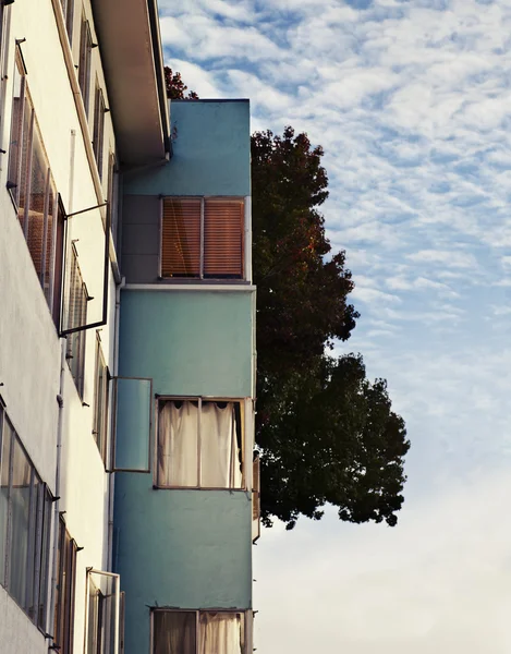 Appartement gebouw muur met windows open — Stockfoto