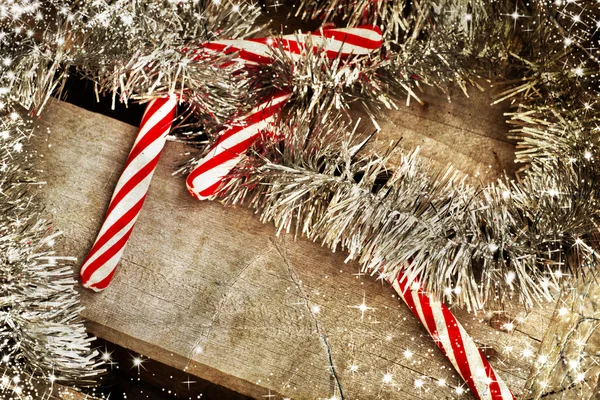 Candy canes wit vakantie klatergoud — Stockfoto