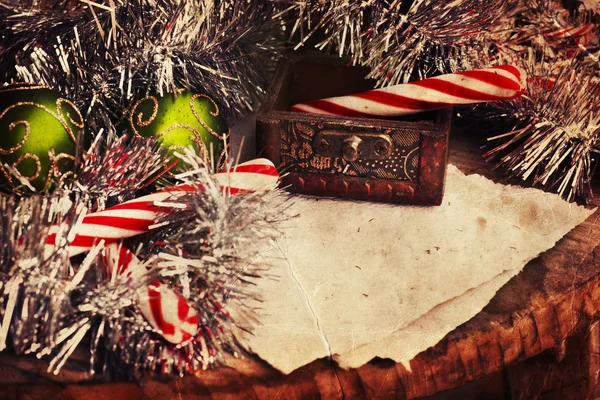 Decorazione natalizia con sfondo di carta — Foto Stock