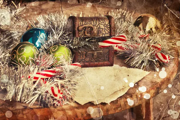 用紙の背景をクリスマスの装飾 — ストック写真