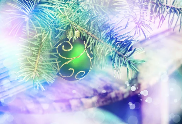 Χριστουγεννιάτικη διακόσμηση και τα κλαδιά δέντρων έλατου — Φωτογραφία Αρχείου