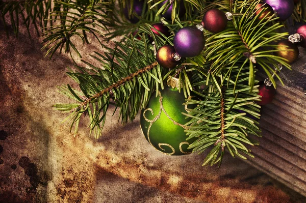 Juldekoration och fir trädgrenar — Stockfoto
