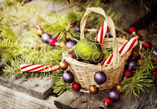 ขนมคริสต์มาสและลูกบอลในตะกร้า — ภาพถ่ายสต็อก