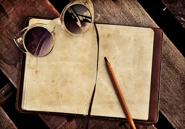 Gafas de sol y copybook con pluma — Foto de Stock