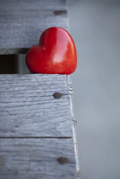 Красное сердце на деревянном столе — стоковое фото