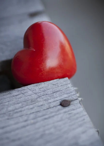 Corazón rojo sobre mesa de madera — Foto de Stock