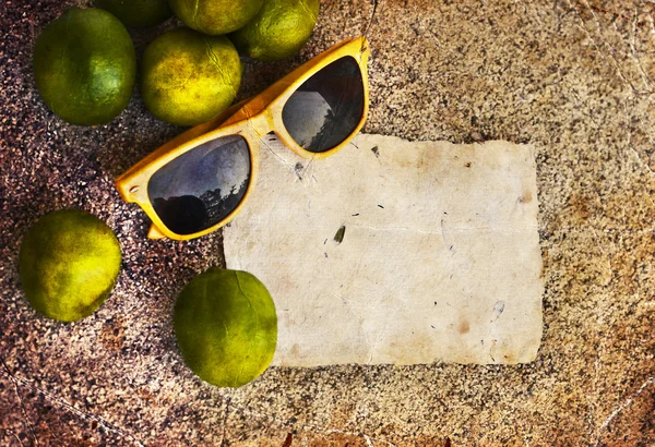 Limes with card and sunglasses — Stock Photo, Image