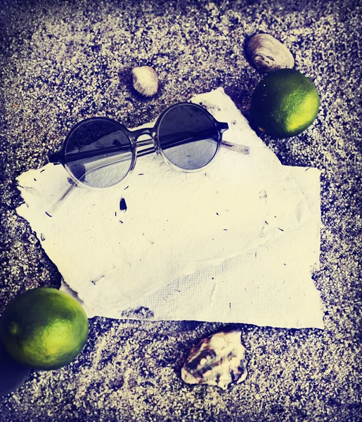 Limes and sunglasses — Stock Photo, Image