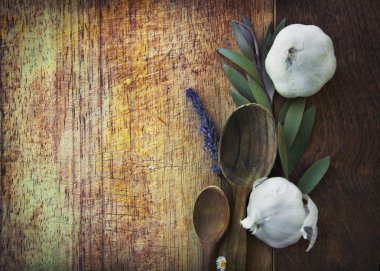 Lavanta çiçekleri, sarımsak, tahta kaşıklar