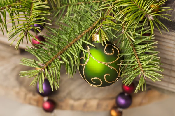 Dekorację świąteczną i gałęzie drzewa jodły — Zdjęcie stockowe