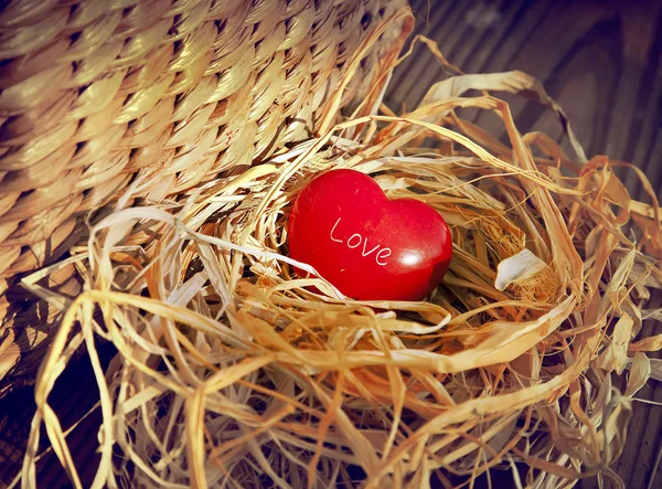 Corazón rojo sobre heno — Foto de Stock