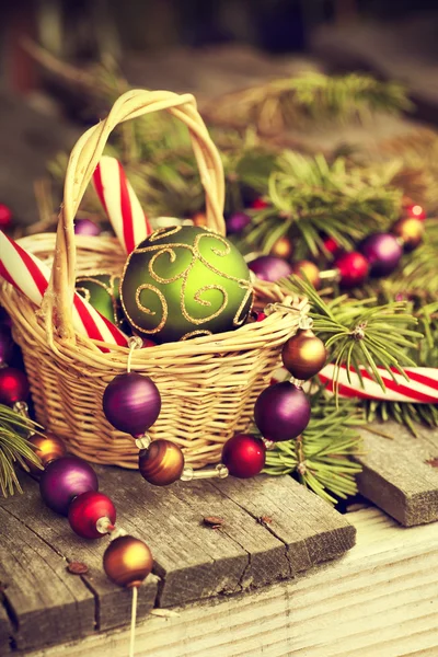 Jul godis och bollar i korgen — Stockfoto