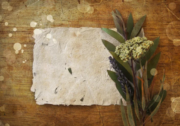 Oude handgemaakte papieren met lavendel — Stockfoto