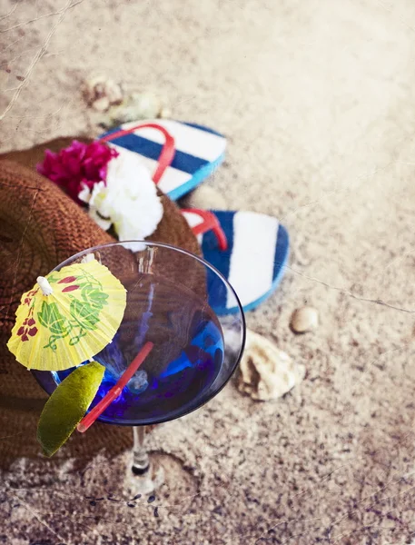 Hat, flip flops and cocktail glass — Stock Photo, Image