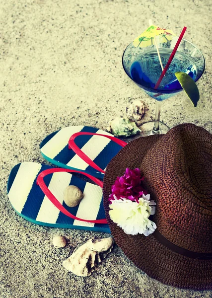 Hat, flip flops and cocktail glass — Stock Photo, Image