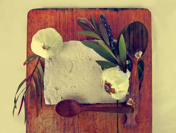 Papeles con flores de lavanda y ajo — Foto de Stock