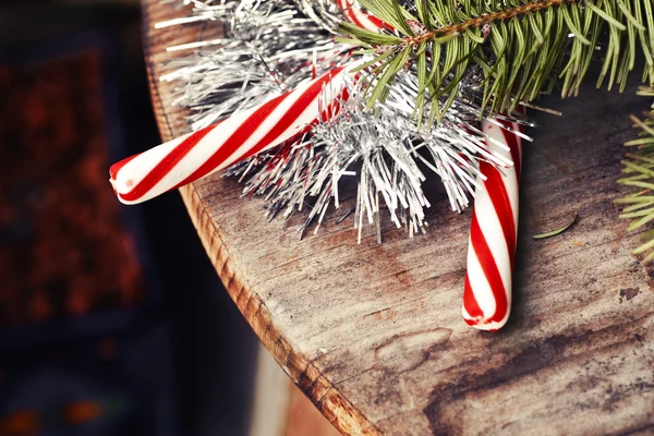 クリスマスのお菓子とモミの枝 — ストック写真