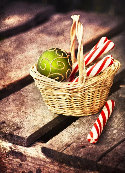 Kerstmis snoepjes en ballen in mand — Stockfoto