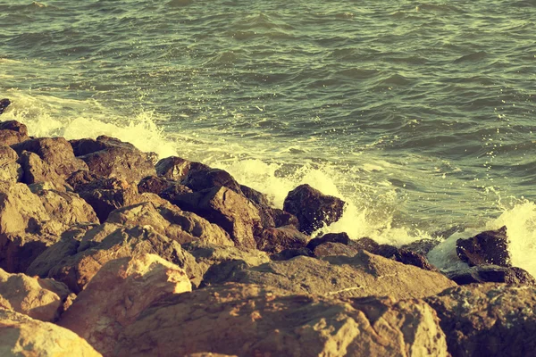 Vackra vatten över havet och berget — Stockfoto