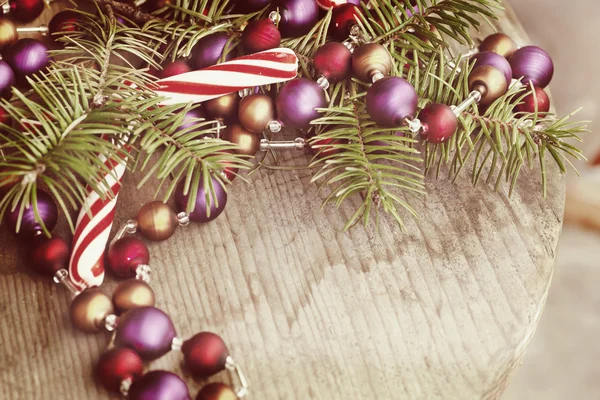 Noel şeker ve çam dalları — Stok fotoğraf