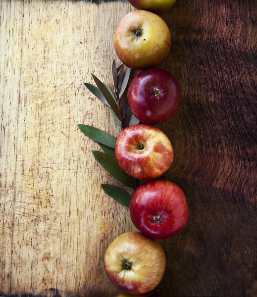 Äpfel und gelbes Herbstlaub — Stockfoto