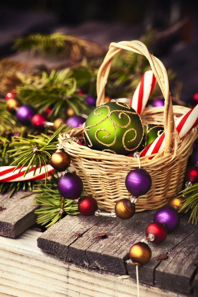 Kerstmis snoepjes en ballen in mand — Stockfoto