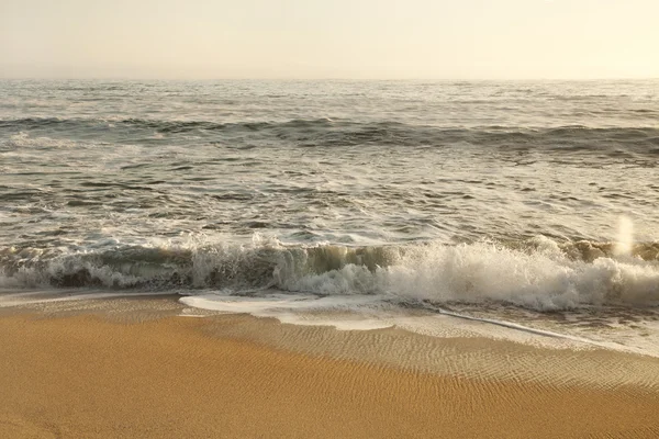 Hermosa playa y mar tropical — Foto de Stock