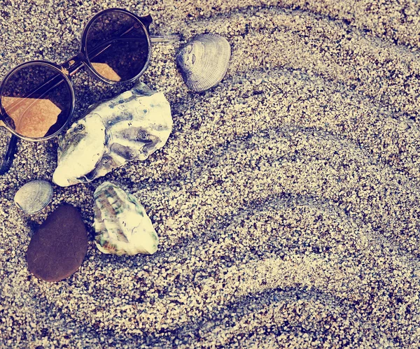 Sonnenbrille am Strand — Stockfoto