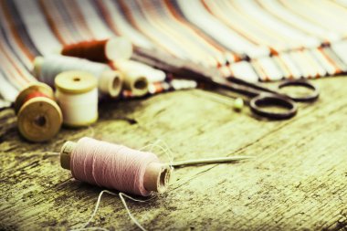 Tablo üzerinde eski dikiş araçları