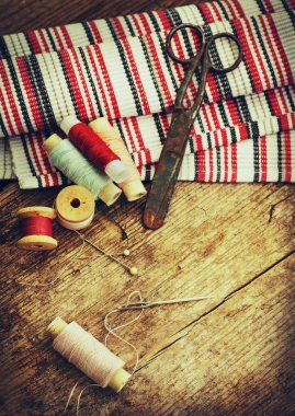 Tablo üzerinde eski dikiş araçları