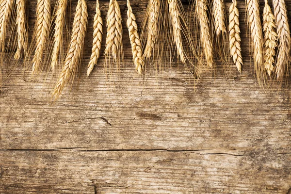 Колоски пшениці на столі — стокове фото