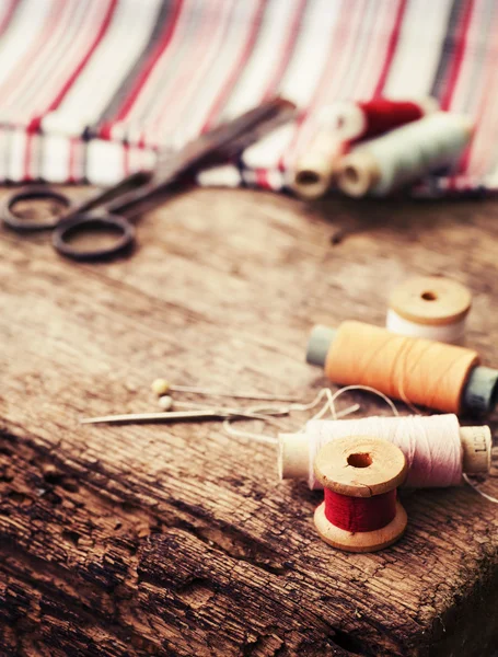 Herramientas de costura antiguas en la mesa — Foto de Stock