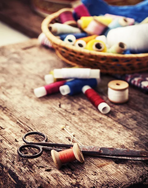 Oude naaien tools op tafel — Stockfoto