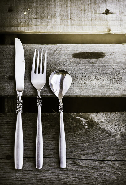 старинные старые столовые приборы
