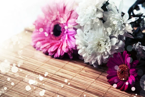 Ramo de flores en la mesa —  Fotos de Stock
