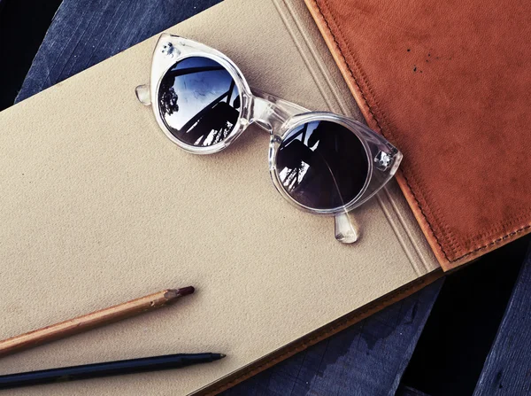 Sunglasses,   copybook and pen — Stock Photo, Image