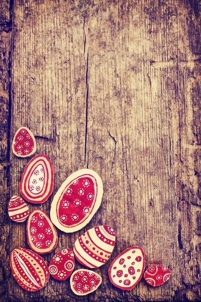 Œufs de Pâques sur une vieille table en bois — Photo