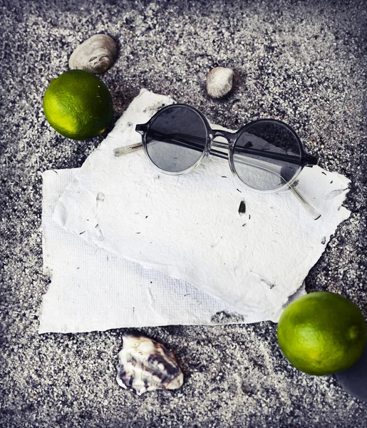 Beach background with limes and sunglusses — Stock Photo, Image