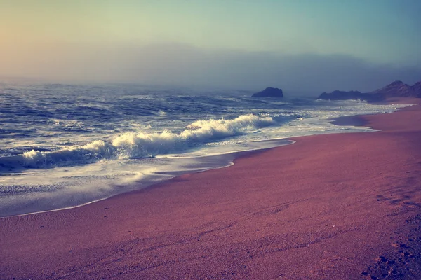 Piękna plaża i tropikalne morze — Zdjęcie stockowe