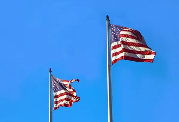 Bandiera americana sventola su blu subdolo — Foto Stock