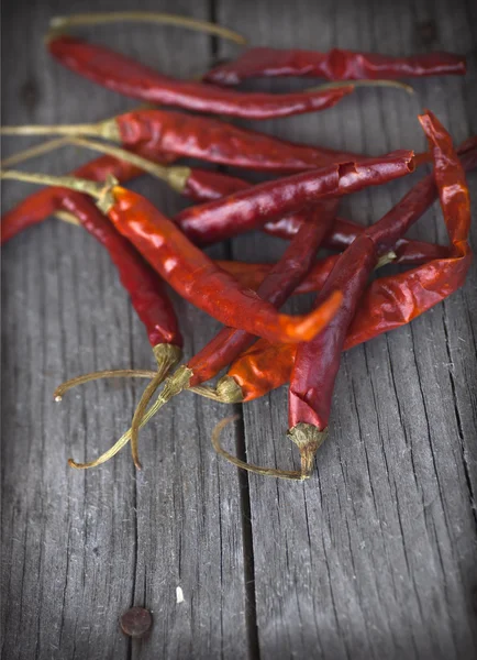Röd hoade Chilipeppar på bord — Stockfoto