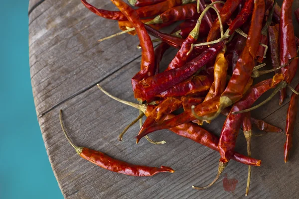 Punainen kuuma chili paprikat pöydällä — kuvapankkivalokuva