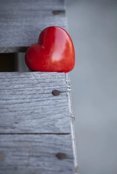 Corazón rojo sobre mesa de madera —  Fotos de Stock