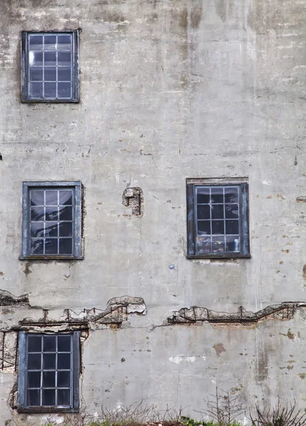 Pared de un antiguo edificio con ventanas —  Fotos de Stock