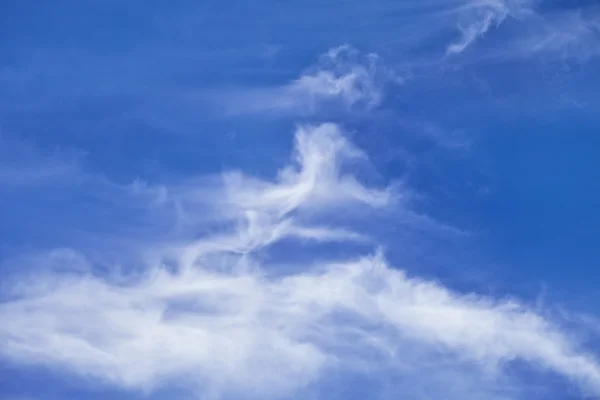 Nuages dans le ciel bleu — Photo