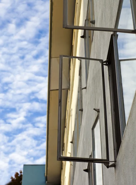 Edificio de apartamentos con ventanas abiertas —  Fotos de Stock