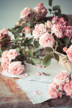 Ahşap masa raporları ile pembe güller