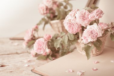 Ahşap masa üstünde not etmek ile pembe güller